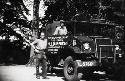 814248 Afbeelding van een vrachtauto van N.V. Bouwbedrijf v/h De Erven H.J. Jurriëns (Singelstraat 11) te Utrecht.